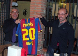 Carles Pagés (izquierda) recibe el regalo de manos de Jordi Pellicé